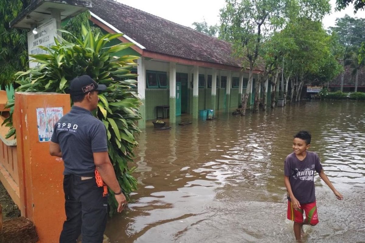 Banjir rendam halaman sekolah di Kabupaten Kediri