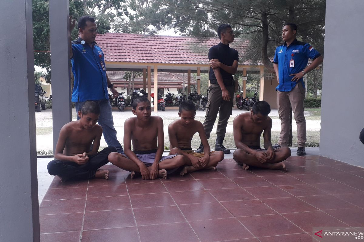 Satpol PP Bangka Tengah amankan sekolompok remaja meresahkan warga