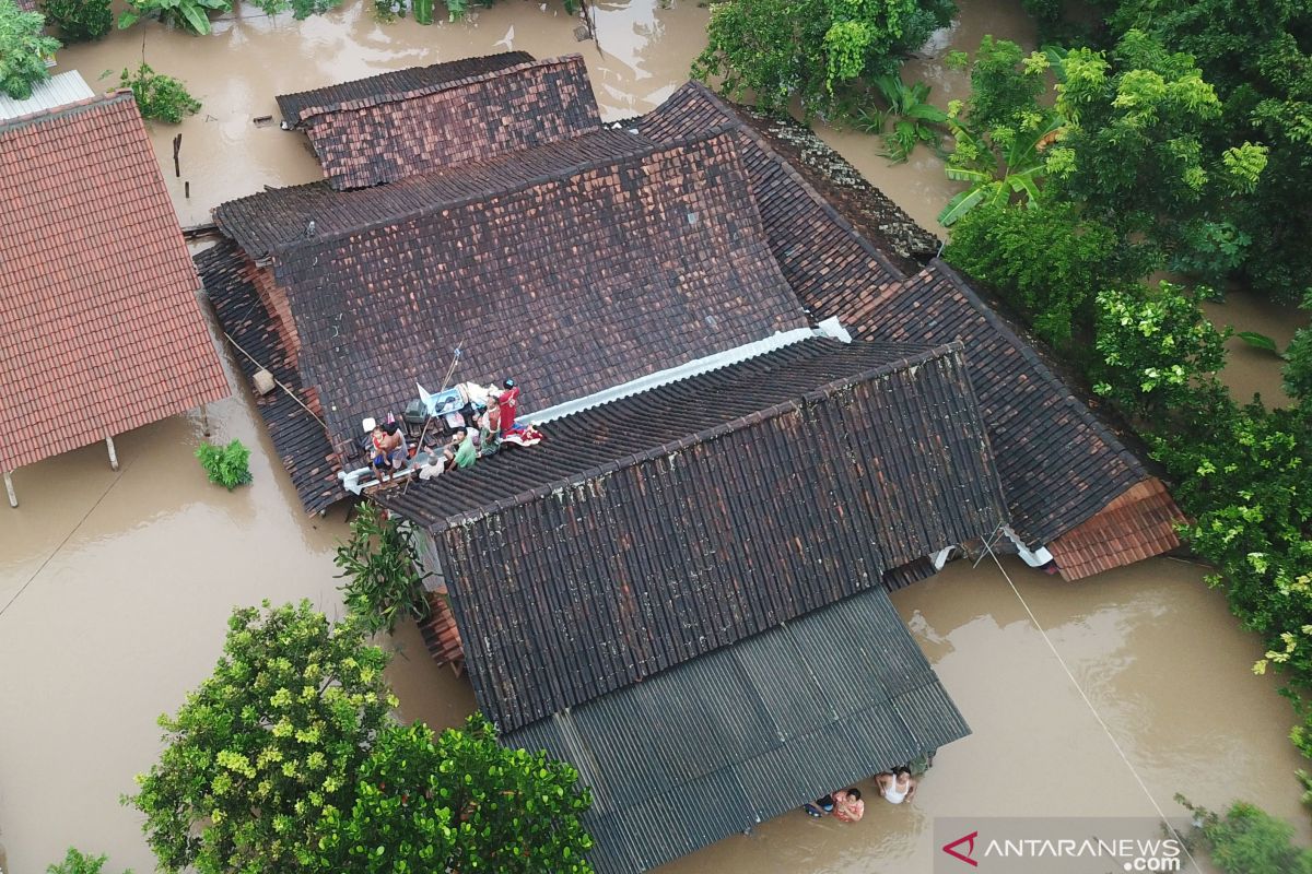 Petugas gabungan BPBD Madiun evakuasi warga terjebak banjir