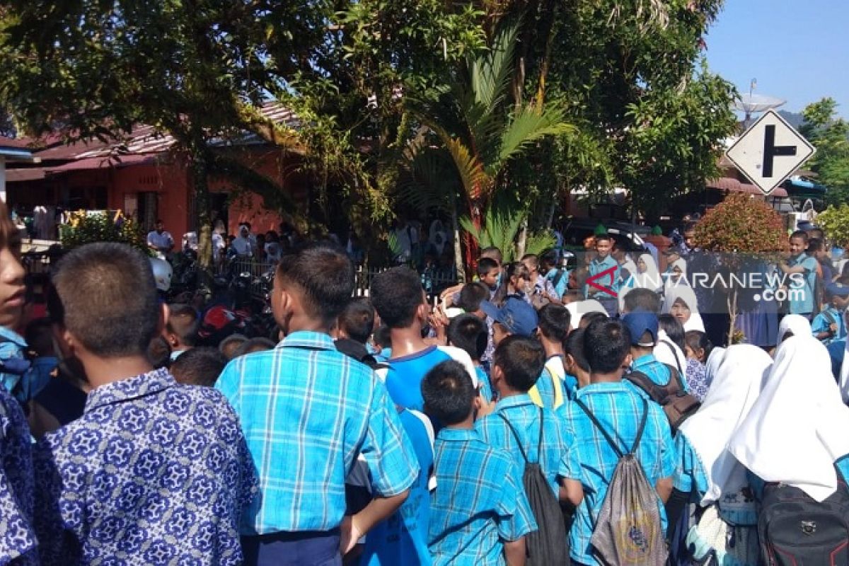 Ratusan siswa SMPN 1 Pandan demo ke Dinas Pendidikan Tapteng