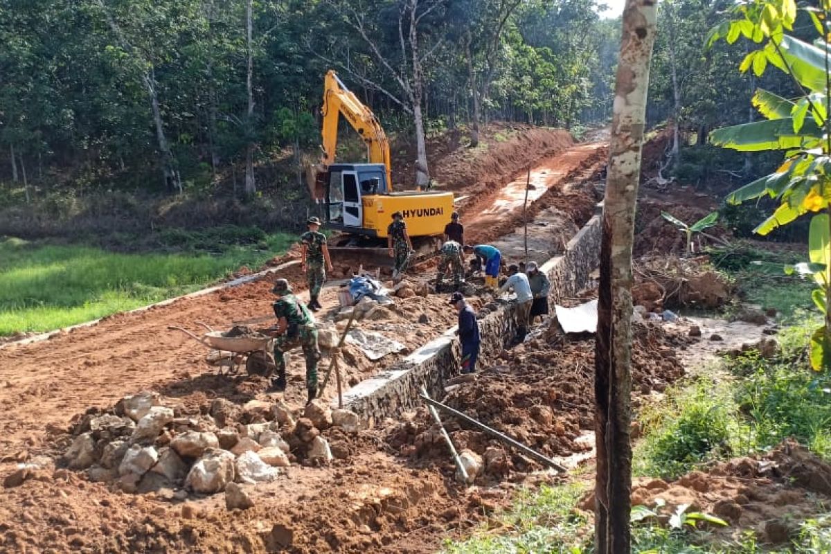 Kodim 1008/Tanjung turunkan eksavator  di lokasi TMMD