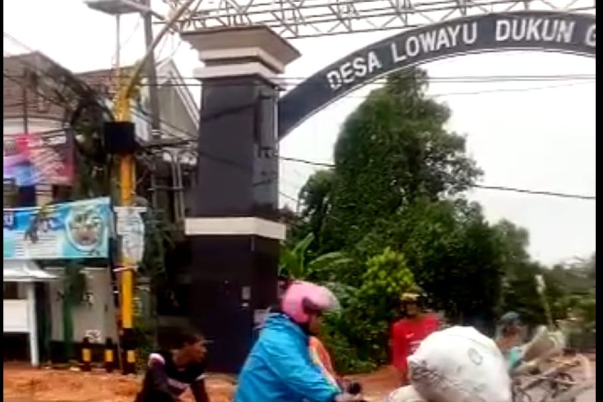 Genangan Banjir di Lowayu Gresik Sempat Hentikan Aktivitas Warga