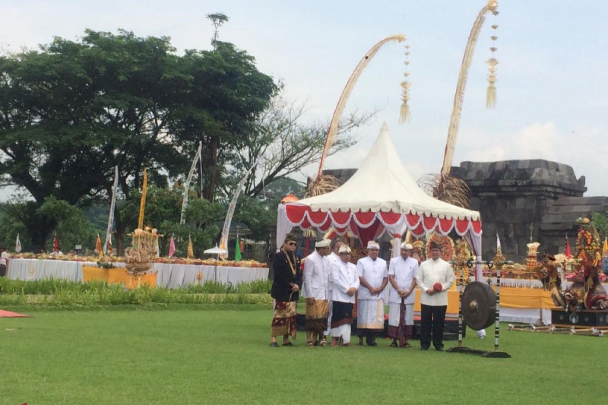 Ribuan umat Hindu ikuti Tawur Agung di Candi Prambanan