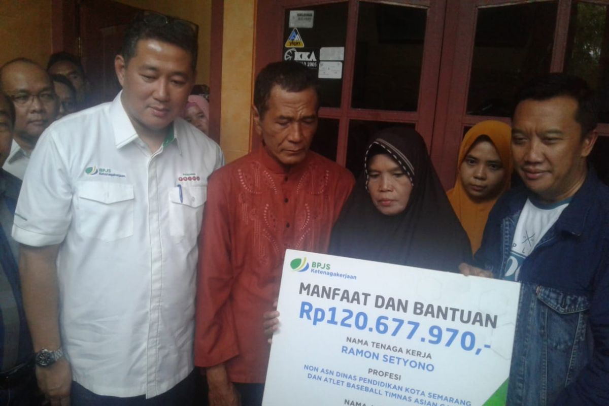 BPJS-TK serahkan santunan kematian kepada atlet dan non ASN