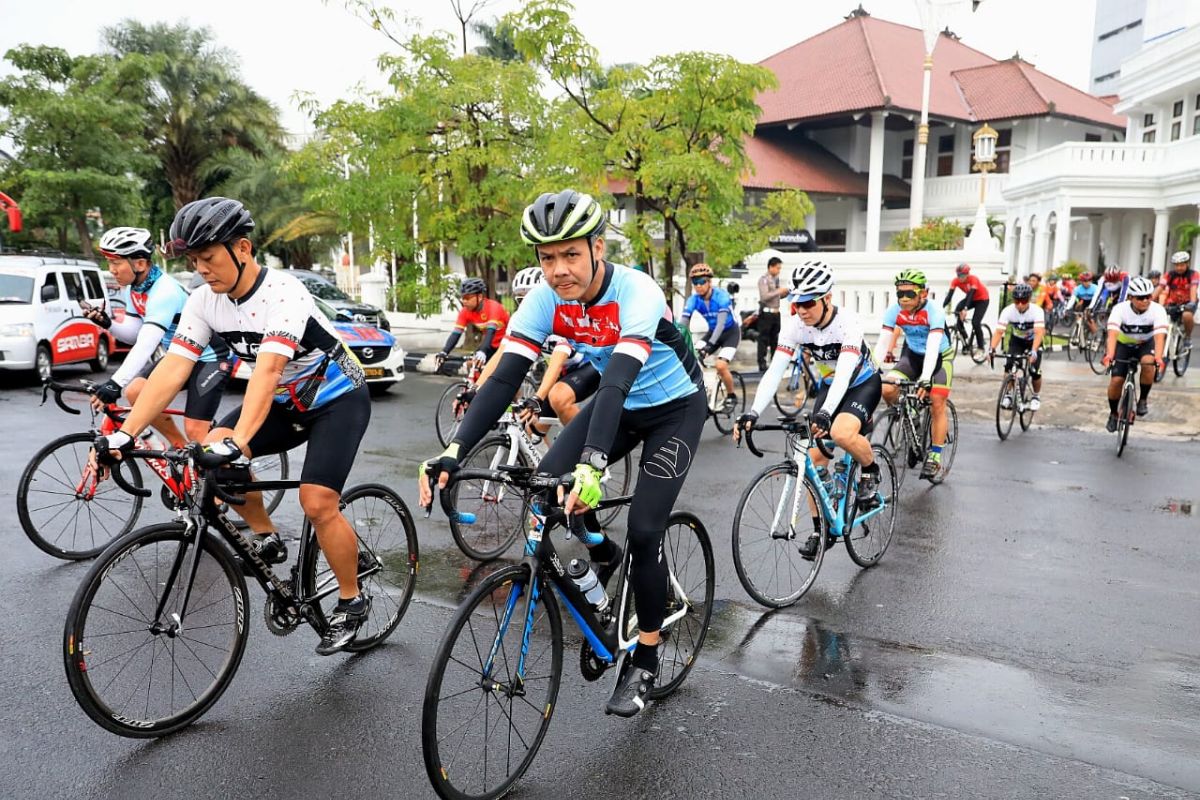 Rombongan pesepeda Jelajah Trans Jawa melintasi Jateng