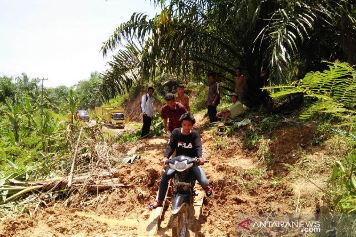 Hubungan darat antarkecamatan di Tapsel terputus akibat longsor