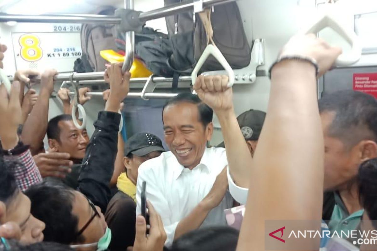 Presiden Jokowi pulang ke Bogor naik Commuter Line
