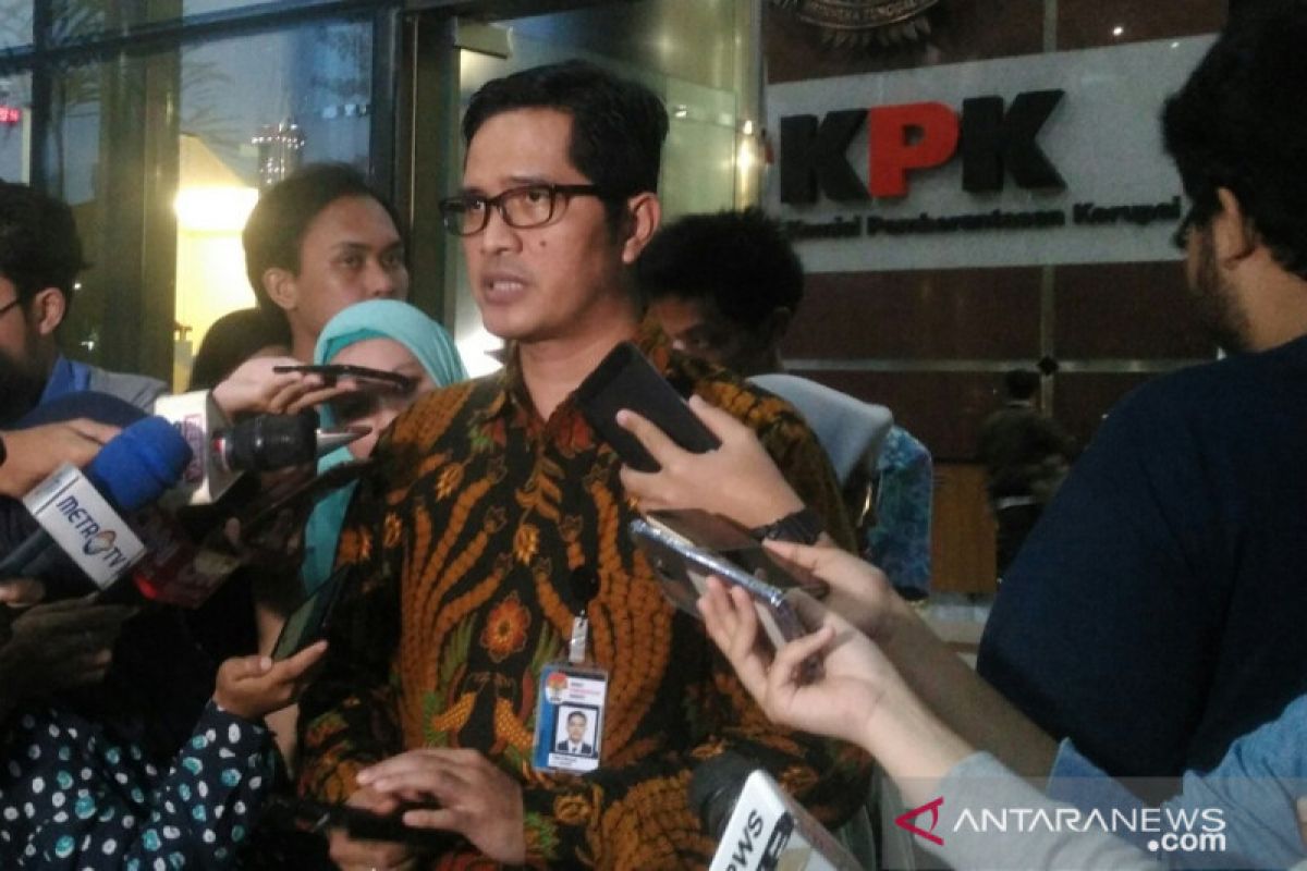 KPK dalami pembelian kendaraan milik Abdul Latif terkait kasus TPPU