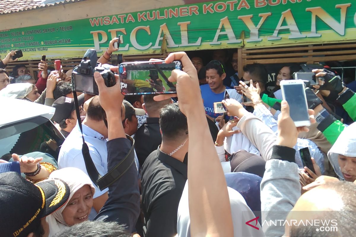 Warga berebut ingin bertemu Sandiaga Uno di Bukittinggi