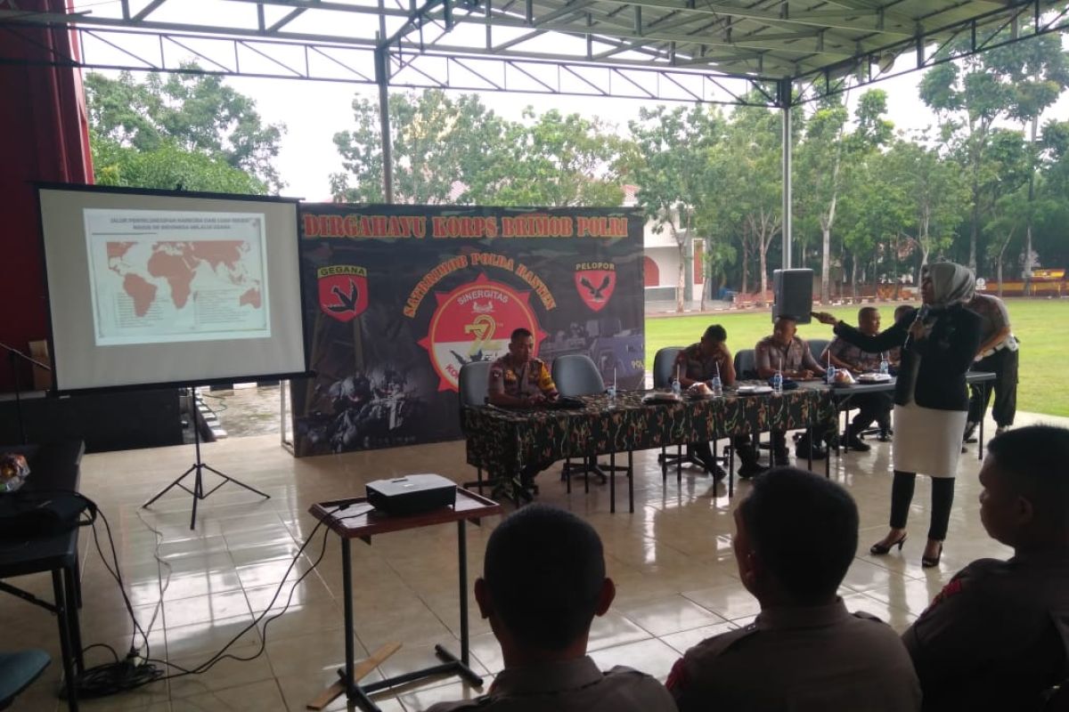Brimobda Banten gandeng BNN penyuluhan narkoba dan tes urine personel