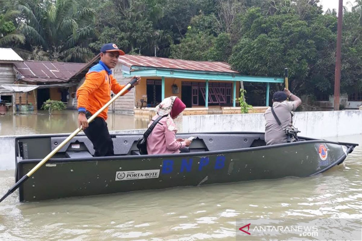 Puluhan kepala keluarga terancam diungsikan akibat banjir di Pangkalan Banteng