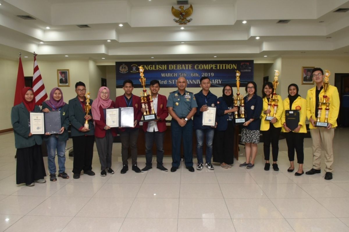 Unair juarai Kompetisi Debat Bahasa Inggris Dies Natalis STTAL