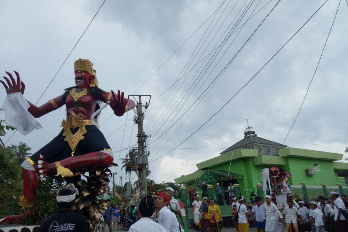 Umat Hindu arak ogoh-ogoh di Palembang