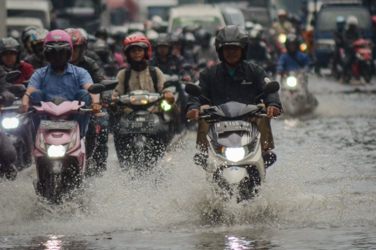 Terjang banjir, ini yang harus diperhatikan pesepeda motor