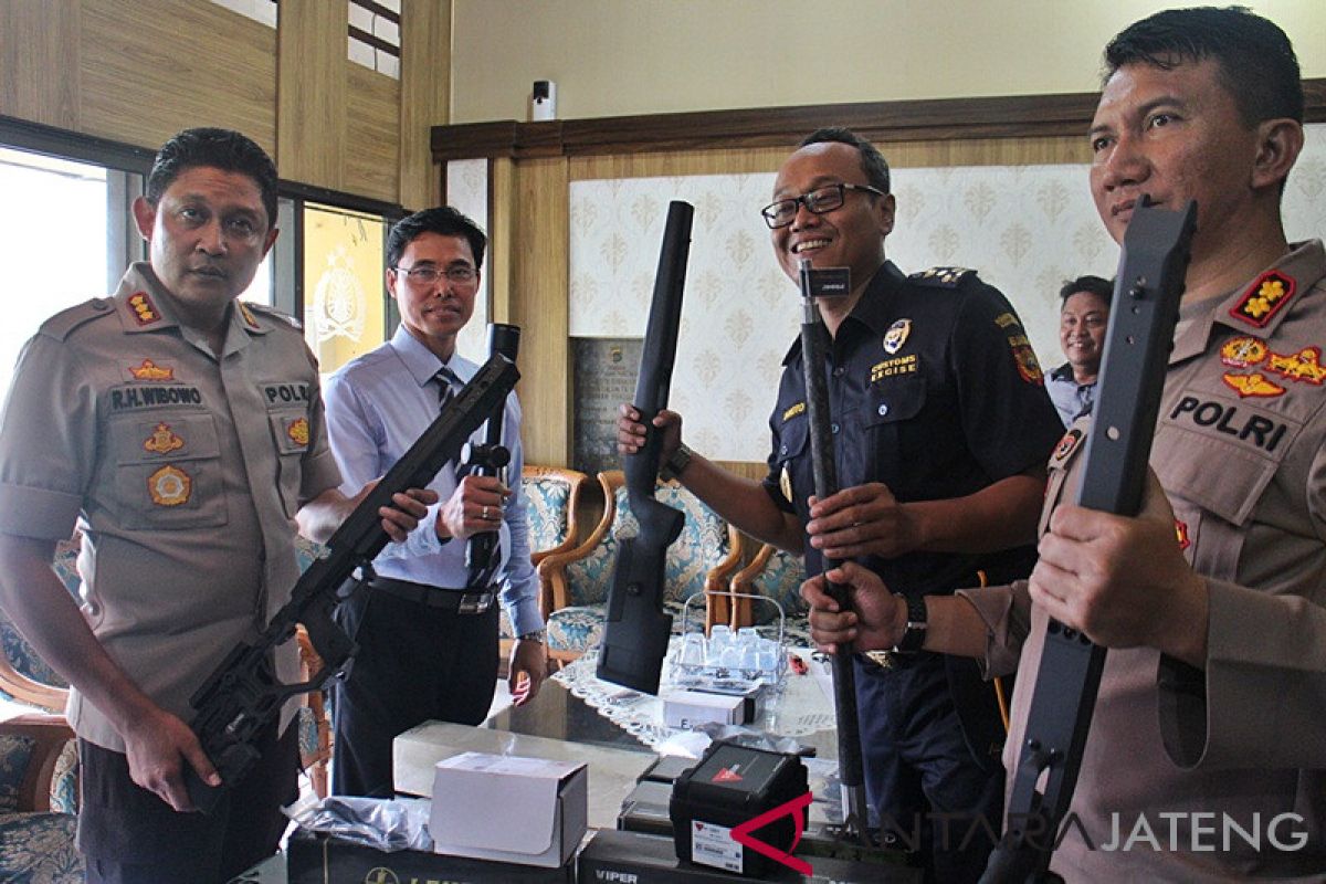 Bali police probes package of firearms from China