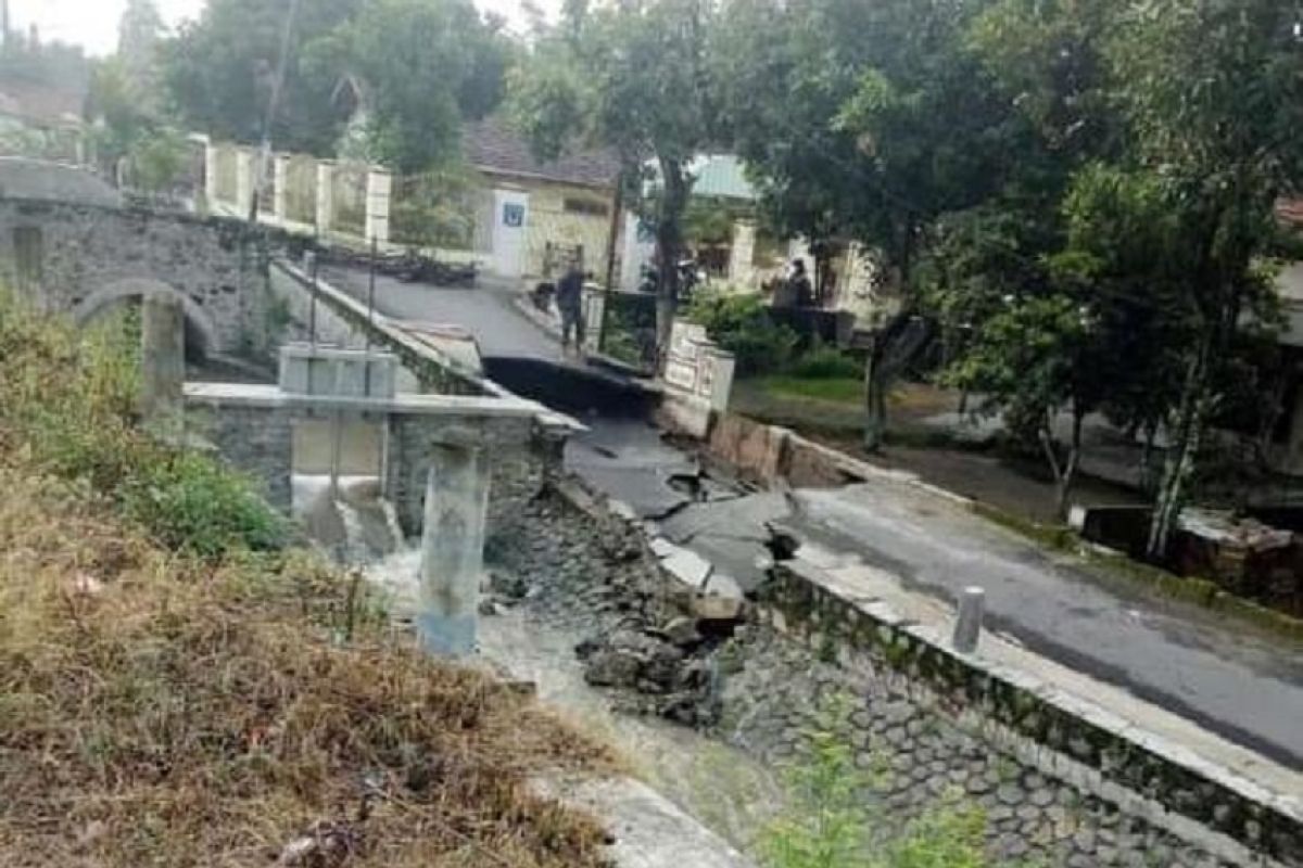 Hujan deras picu tembok penahan tanah di Kedungmalang-Kabupaten Kediri ambrol