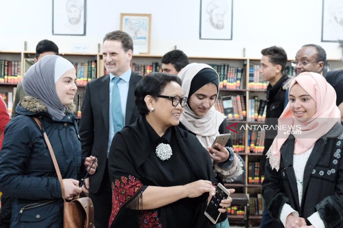 Marsudi visits Palestinian refugee camp in Jordan