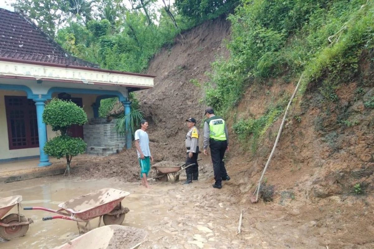 Tebing di Blitar longsor timpa tembok rumah