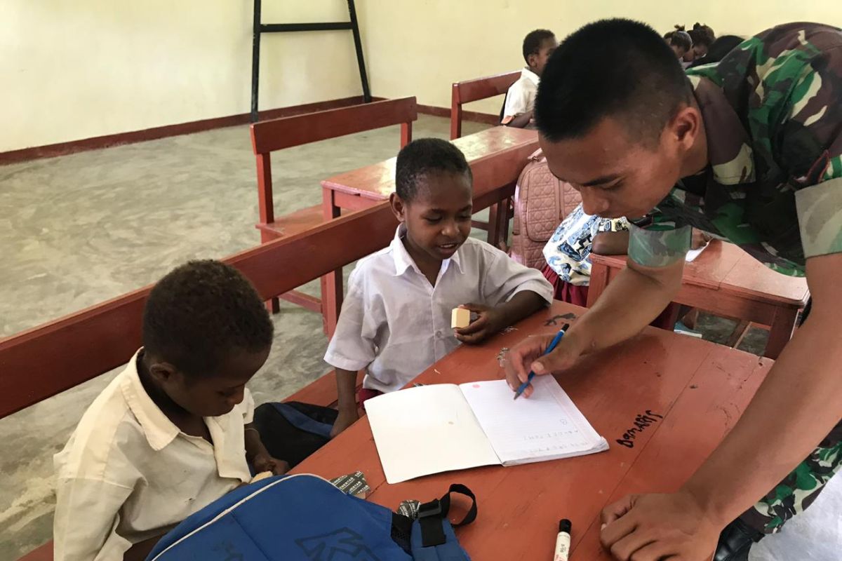 Prajurit TNI mengajar baca tulis di SD perbatasan Papua
