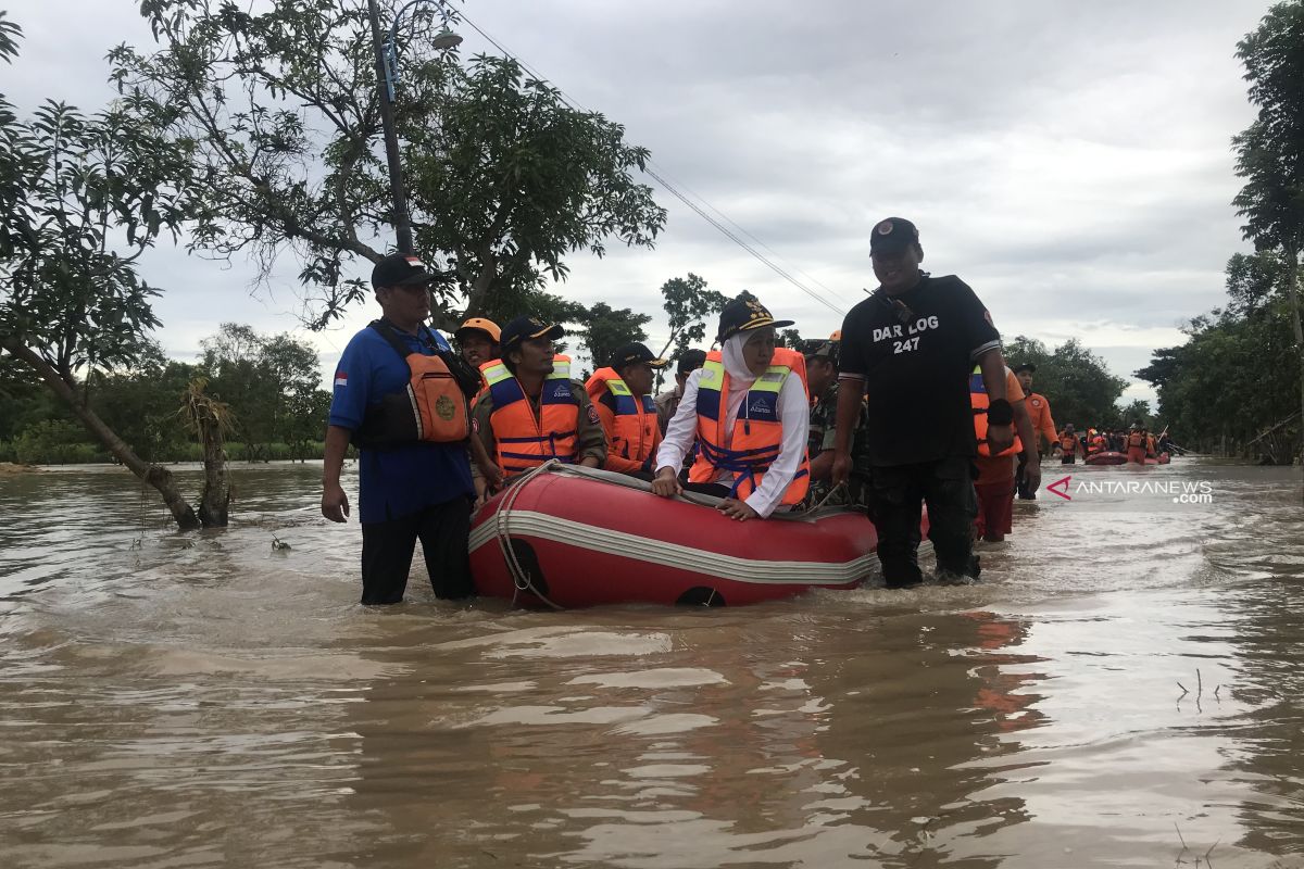 Gubernur Khofifah Naik Perahu Karet Tinjau Lokasi Terdampak Banjir Madiun (Video)