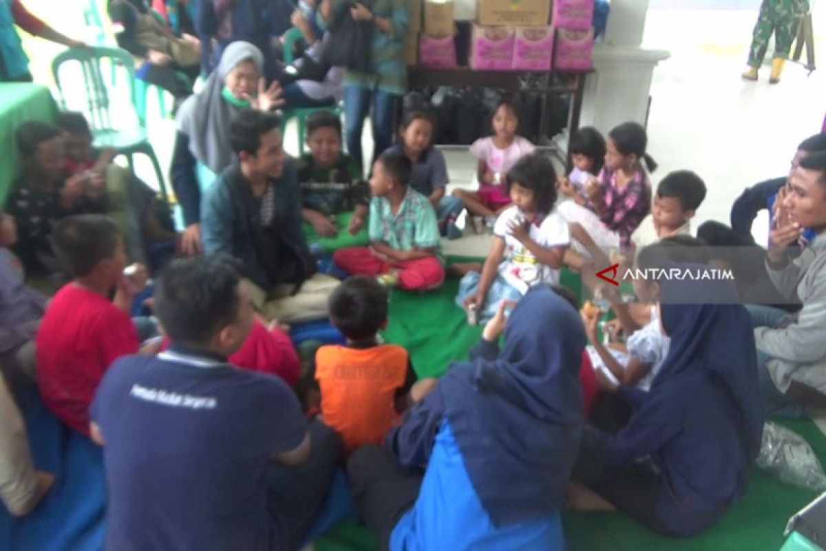 Petugas perpustakaan hibur anak-anak pengungsi banjir di Madiun