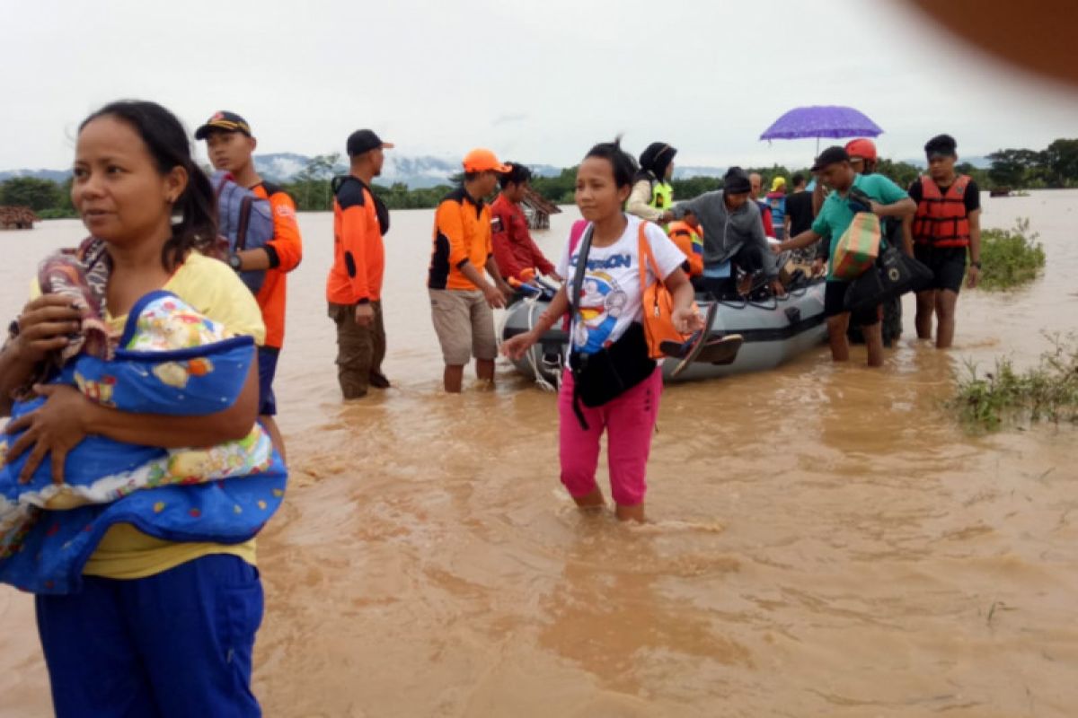 Seratusan warga Ponorogo masih terjebak banjir