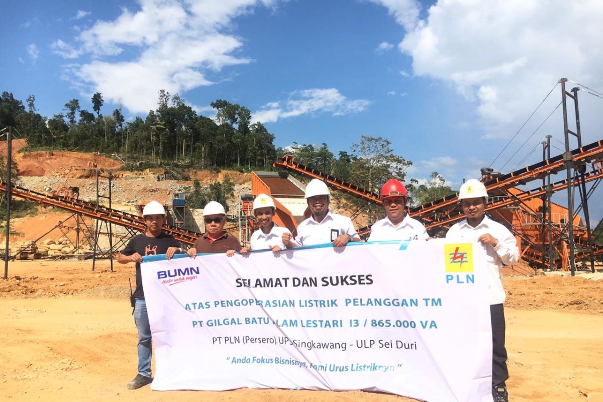 PLN Singkawang selesaikan proyek saluran udara tegangan menengah