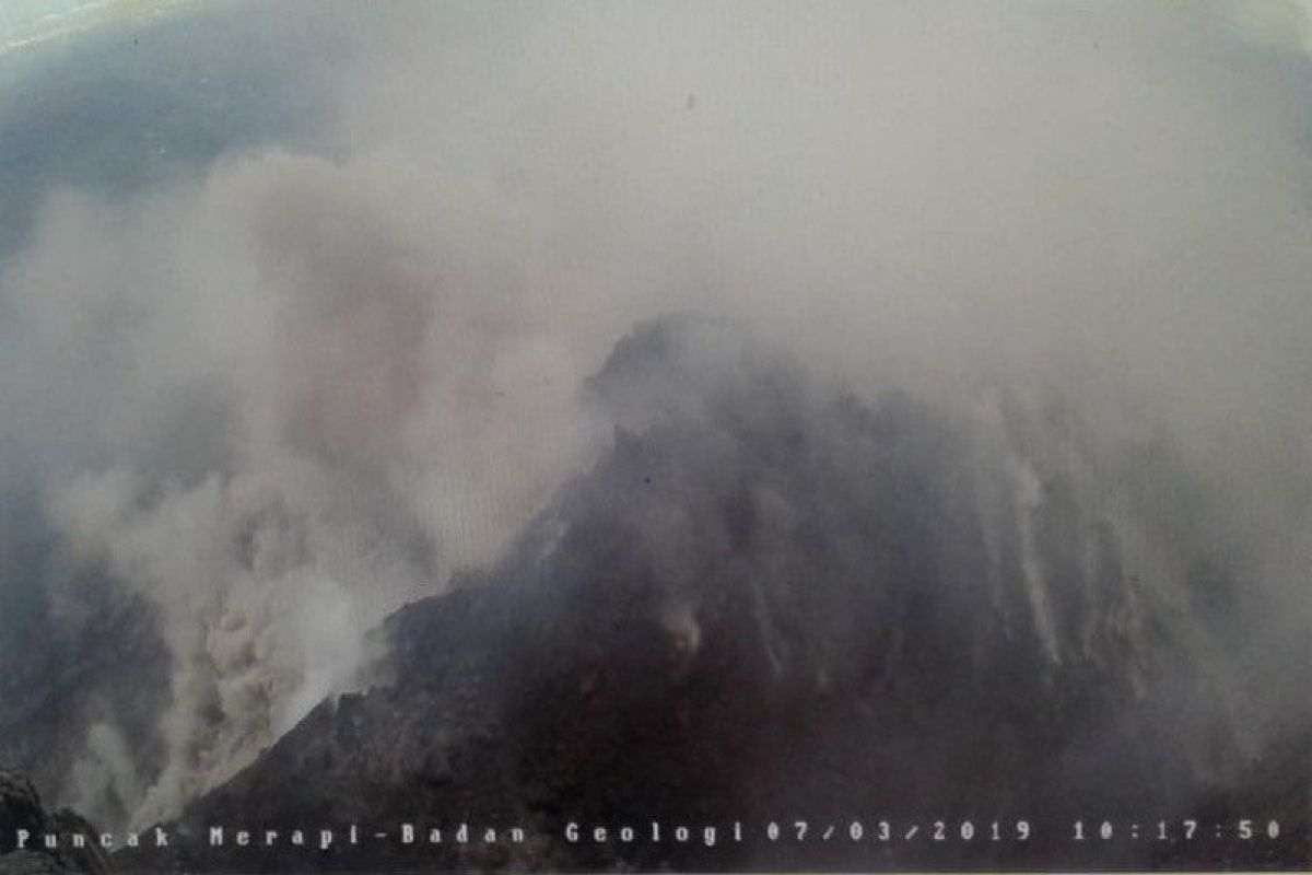 Awan panas guguran kembali diluncurkan Gunung Merapi pada Kamis