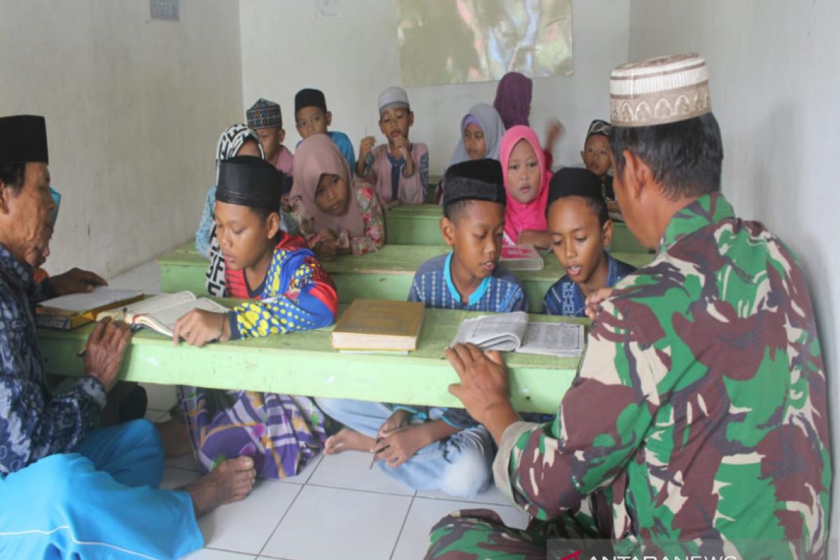 TNI bantu ajari anak-anak mengaji