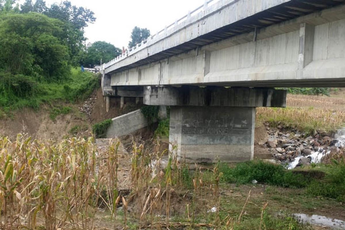 Pelindung pondasi longsor, jembatan Waduk Pacal Bojonegoro masih aman