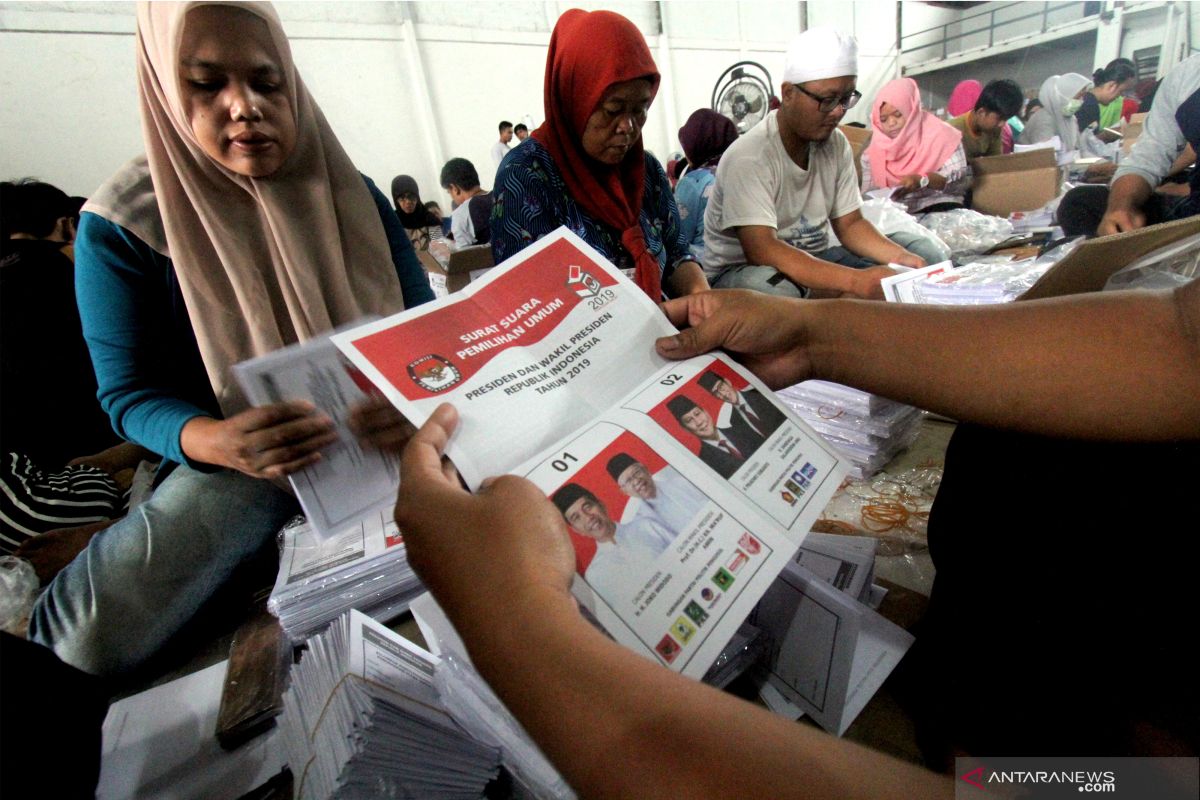 KIP Aceh Besar libatkan 200 orang lipat surat suara pemilu