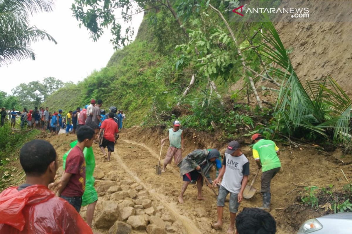 Tanah longsor timbun delapan orang di Manggarai Barat, NTT