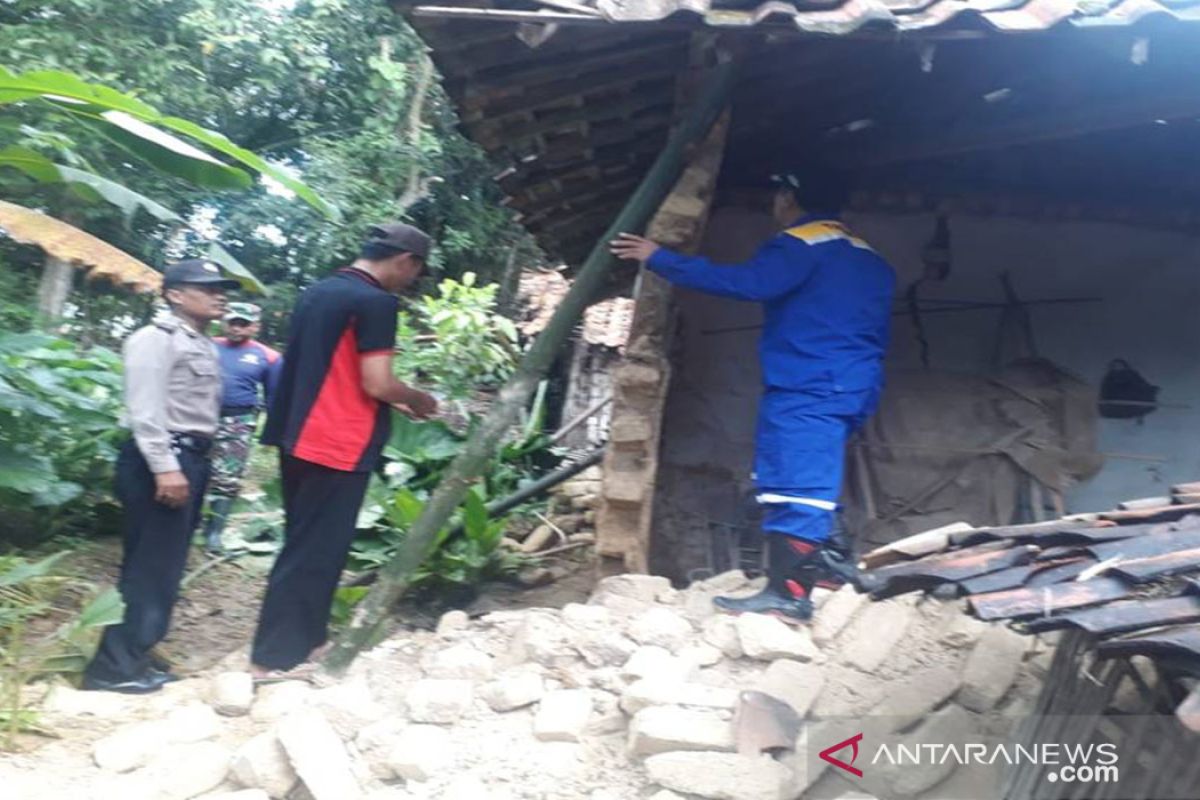 Tim gabungan evakuasi korban rumah roboh di Pamekasan