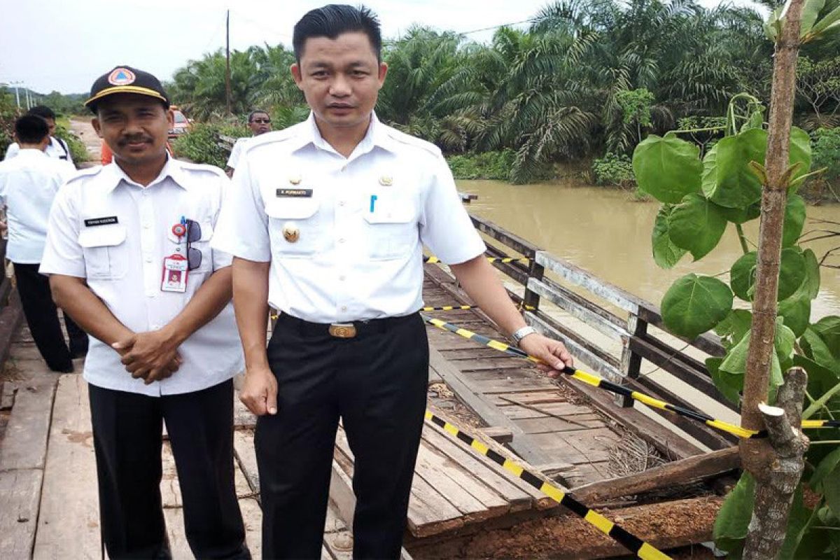 Jembatan Sumber Mulya nyaris runtuh diterjang banjir, mobil dilarang melintas