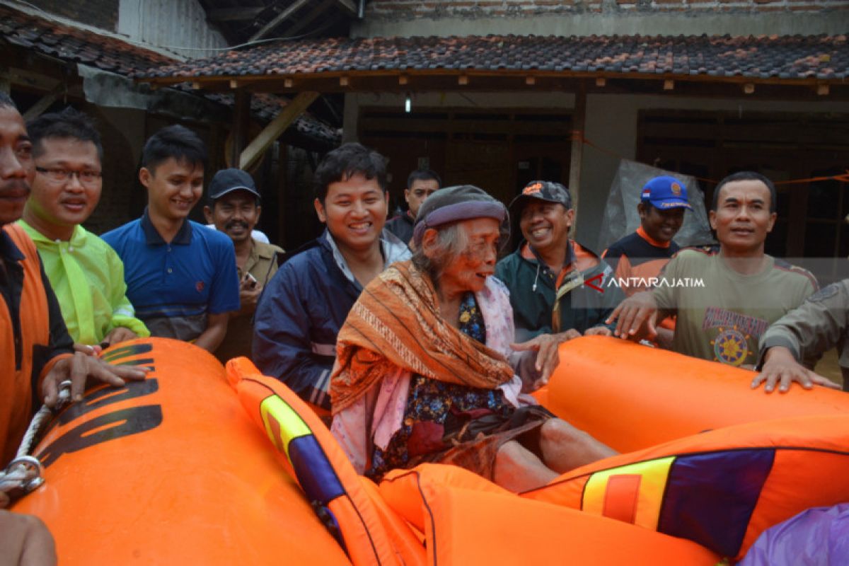 Korban banjir Trenggalek mulai tinggalkan posko pengungsian