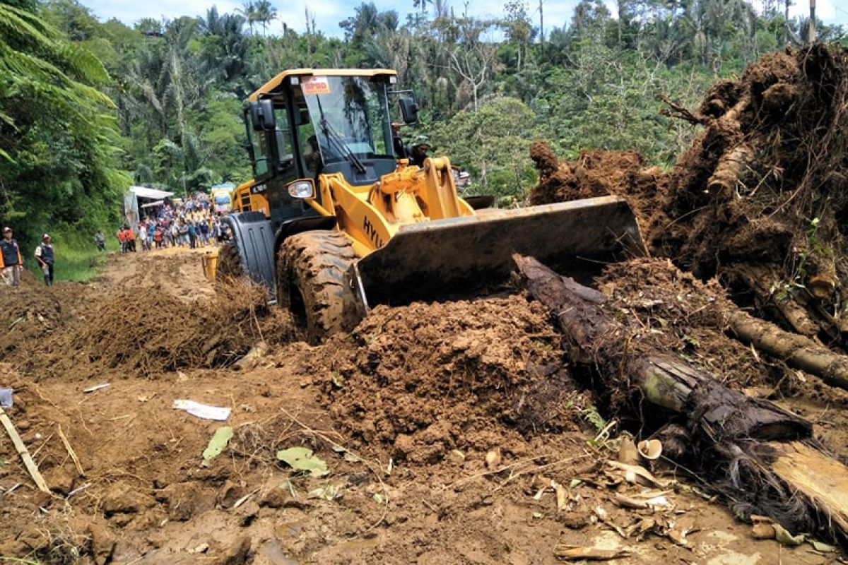 Jalan tertimbun longsor di Rejang Lebong sudah dapat dilalui