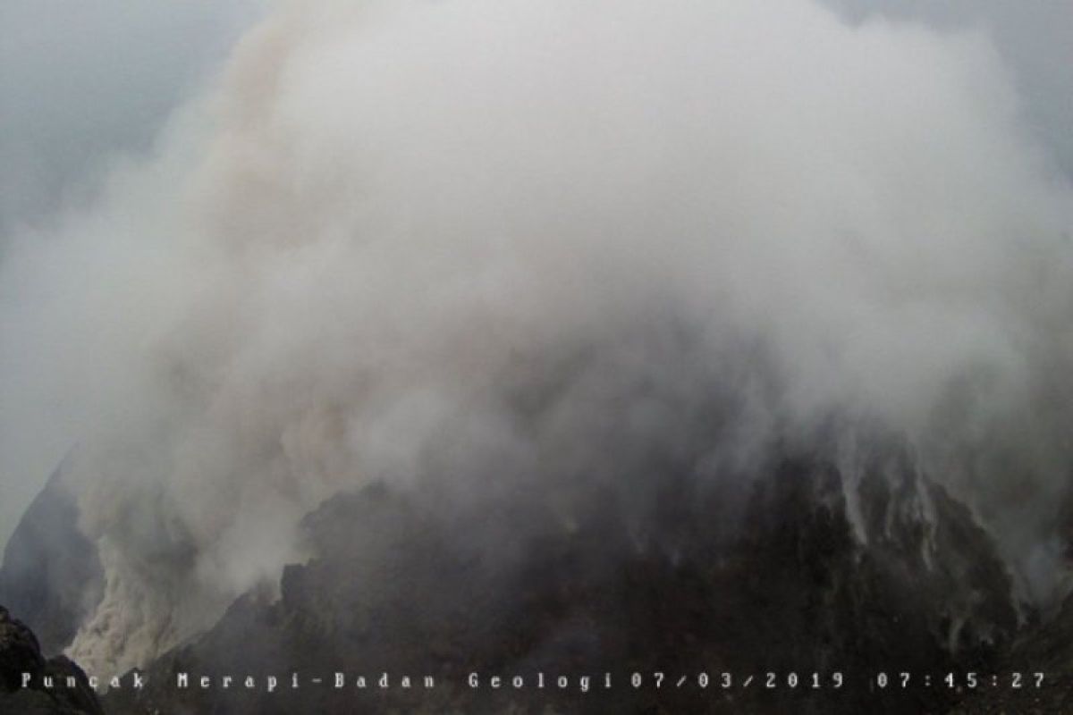 Gunung Merapi luncurkan awan panas guguran 1.200 meter