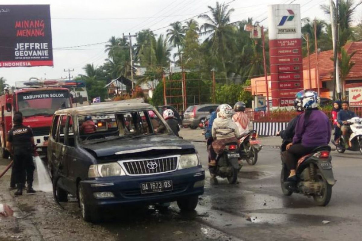 Sebuah mobil terbakar depan SPBU Koto Baru Solok