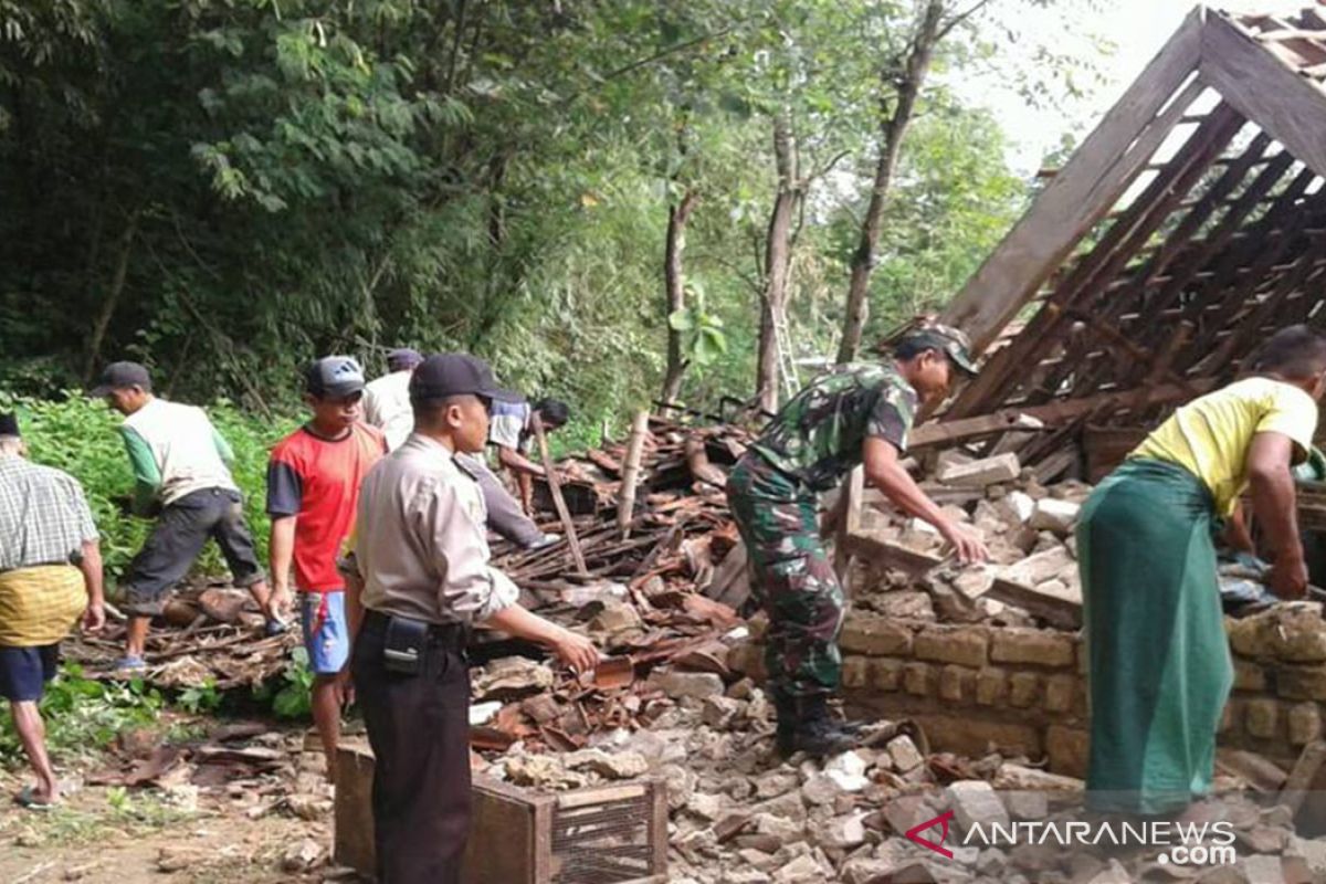 Personel Kodim-Polres Pamekasan bantu korban angin kencang