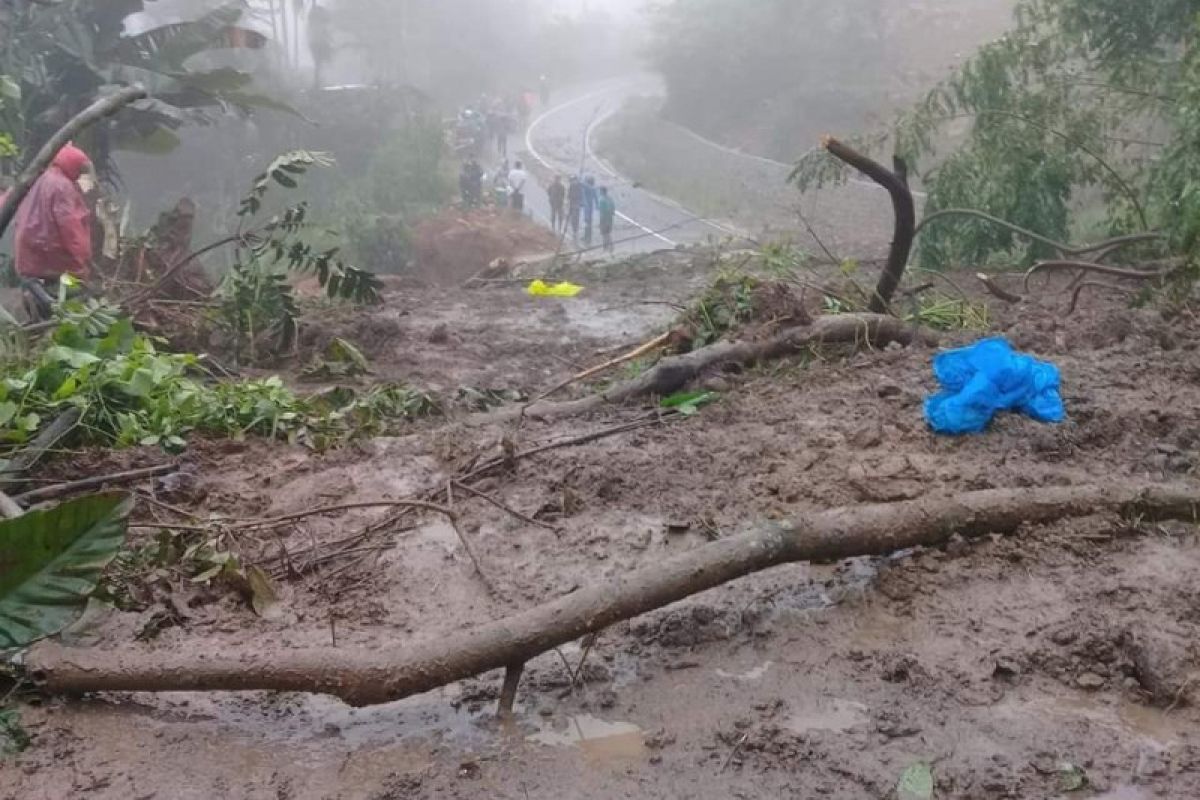 Masih putus total, BPJN diminta atasi longsor Ruteng-Labuan Bajo-NTT