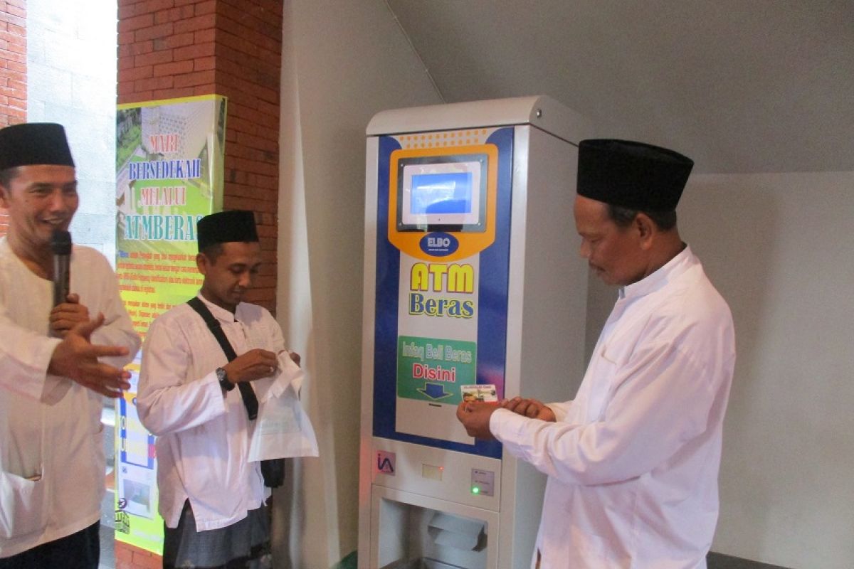 Masjid Al Khalid di Kediri punya ATM beras