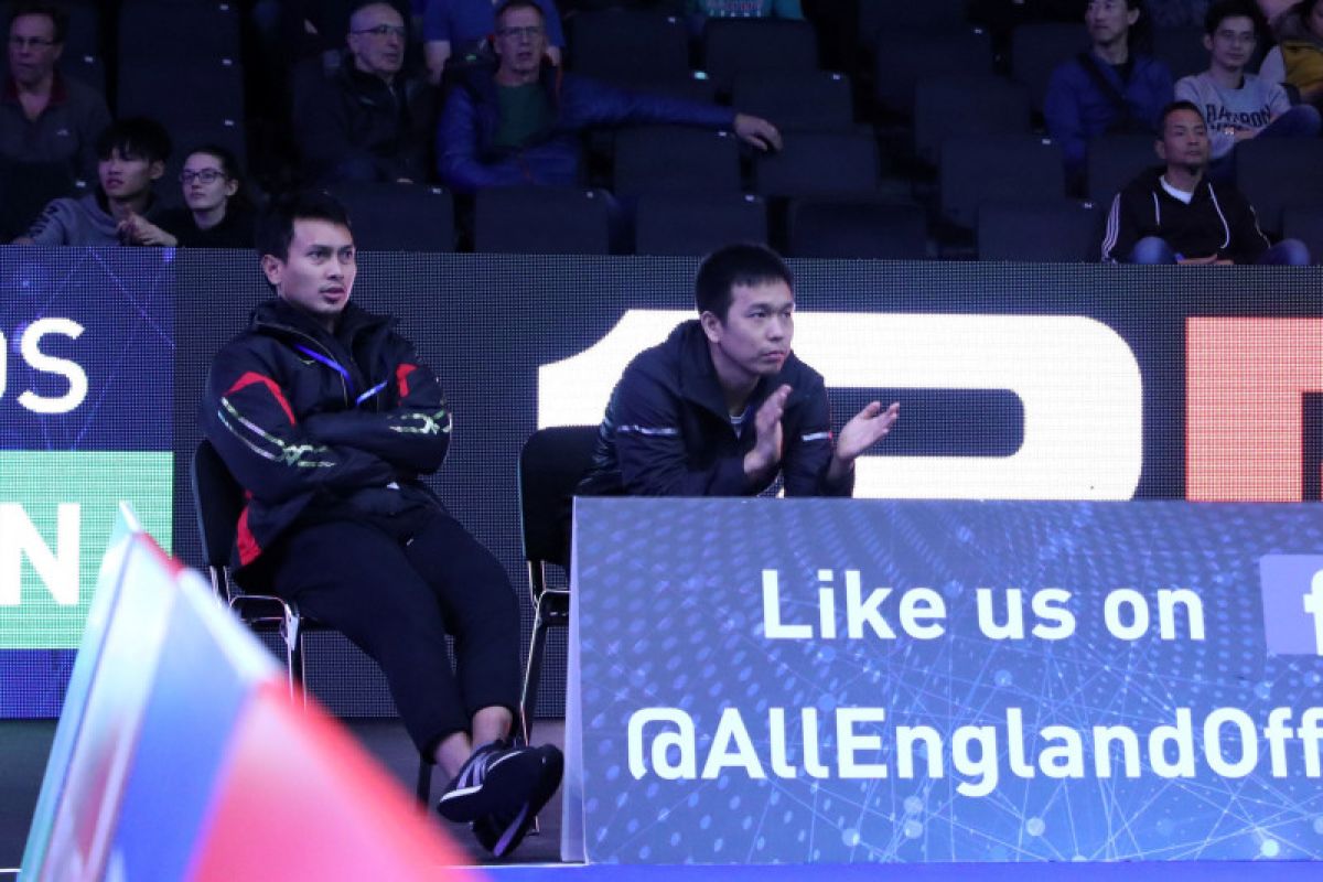 Tommy Sugiarto senang didampingi Hendra/Ahsan di tepi lapangan