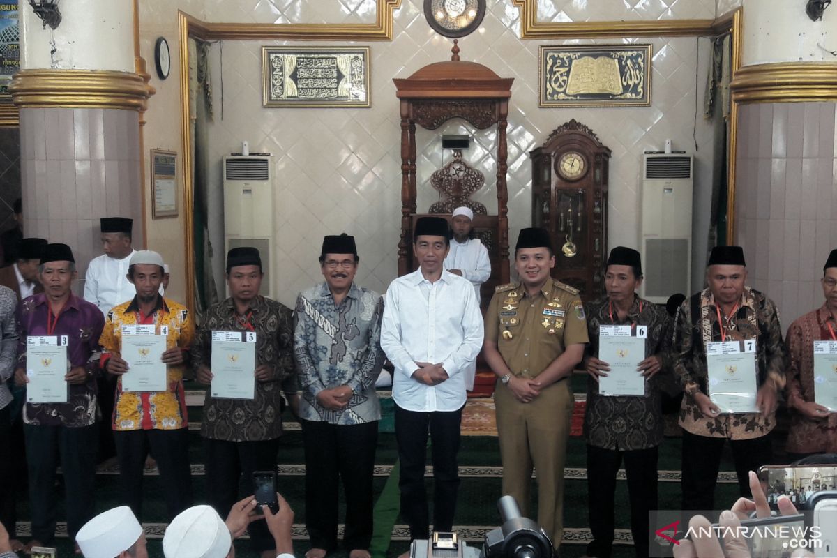 Presiden serahkan sertifikat wakaf kepada warga Lampung