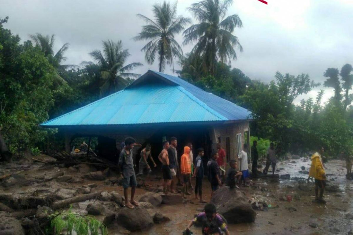 Pemukiman warga Sinar Hading di Flores Timur digenangi banjir