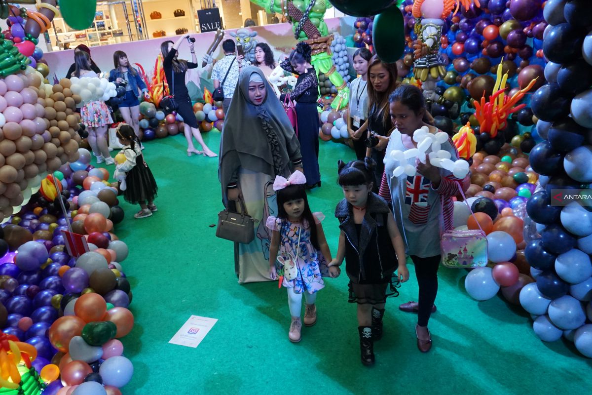 Festival seni balon pertama di Surabaya