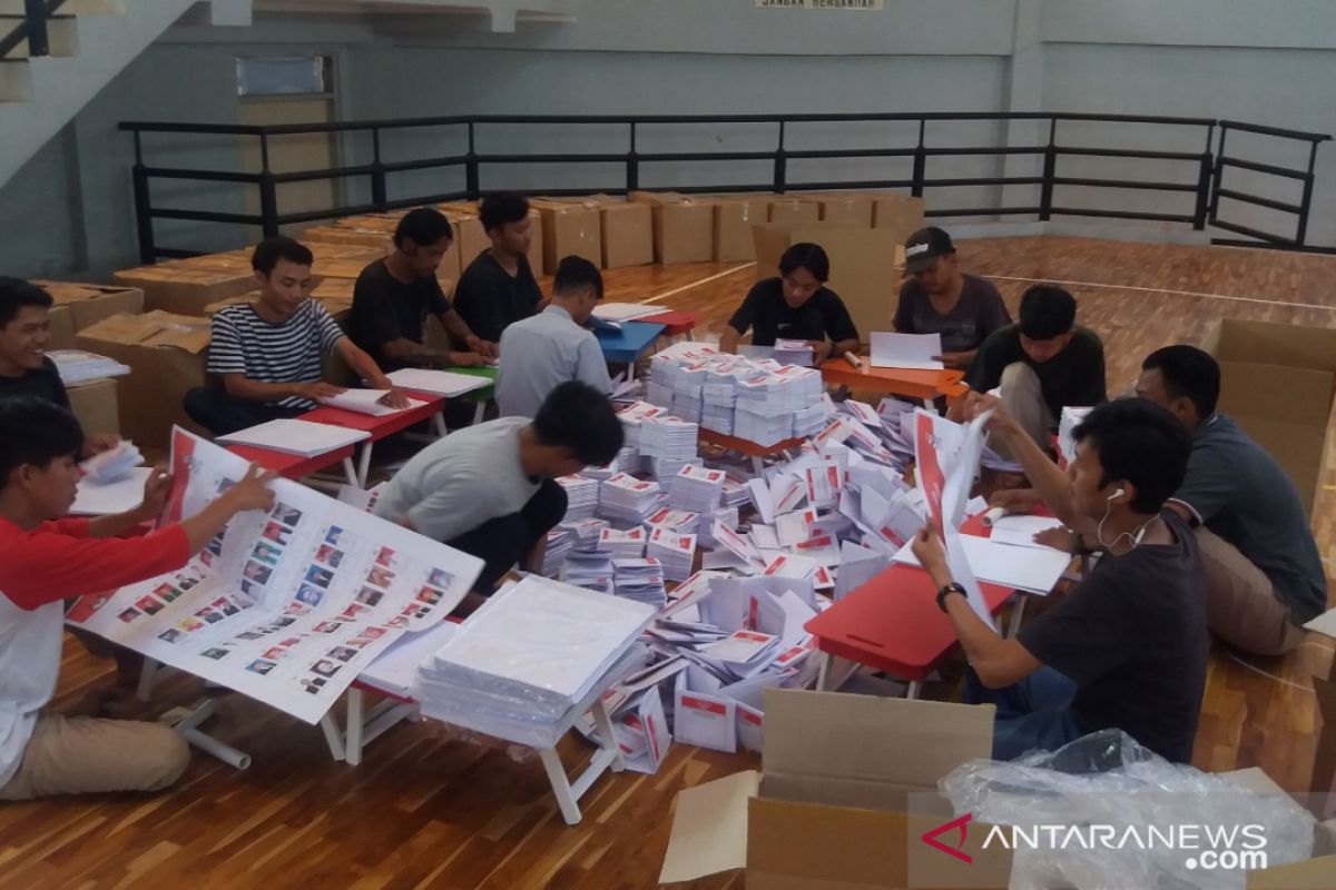 KPU Karawang temukan 815 surat suara rusak