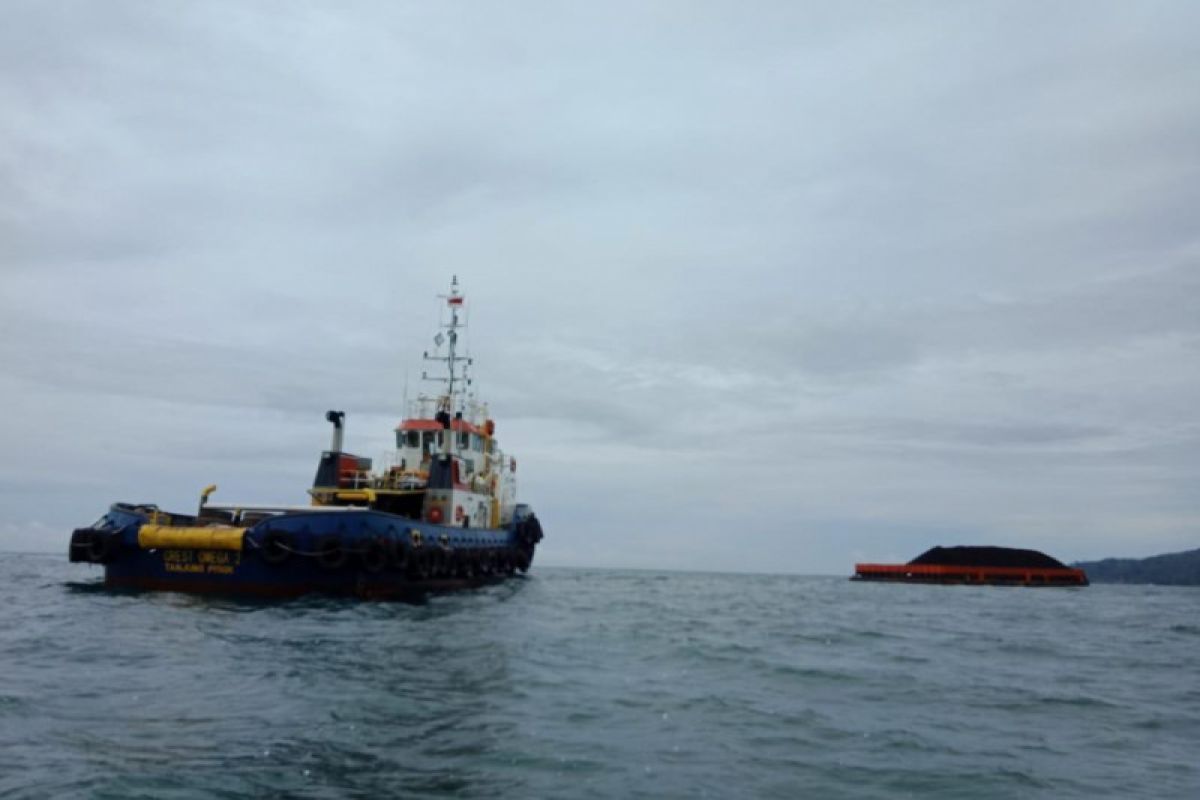 Kapal pengangkut batubara terdampar di Pantai Pasirian Lumajang