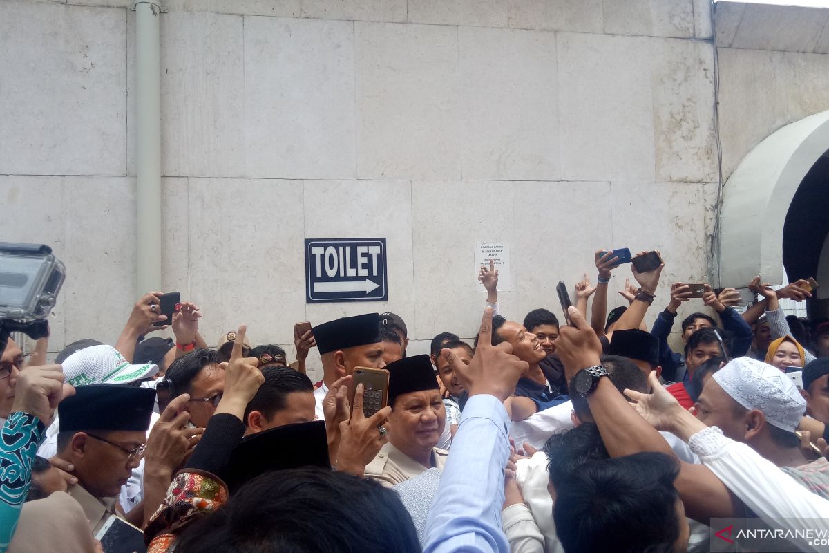 Prabowo sholat Jumat di Mesjid Raya Bandung