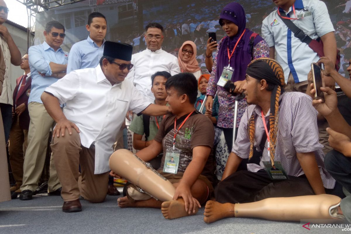 Prabowo memberikan kaki palsu kepada penyandang disabilitas di UKRI