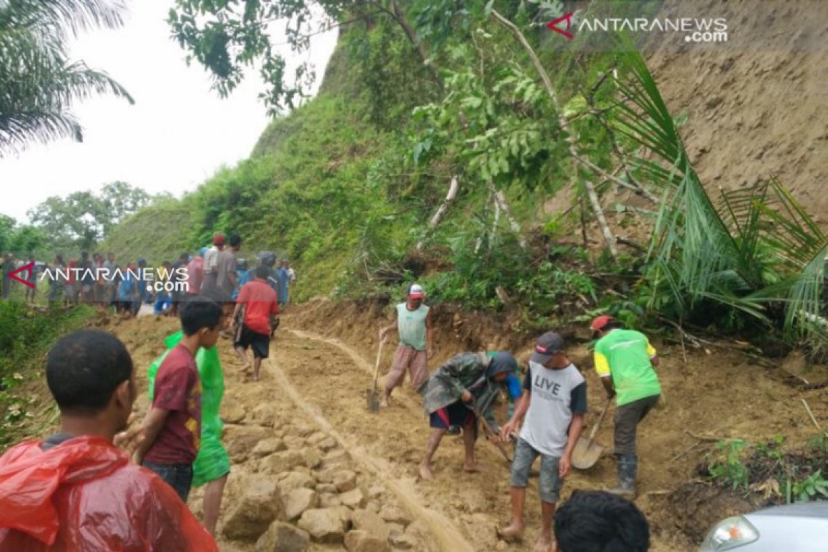 Tanah longsor timbun delapan orang di Manggarai Barat, NTT